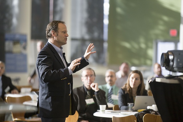 Auch bei Konferenzen und Vorträgen sind Firmendrucksachen, z.B. Präsentationsmappen, wichtig.